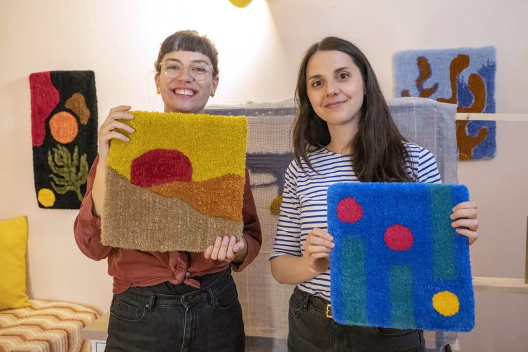 Catherine Nicolas en atelier tufting avec une élève