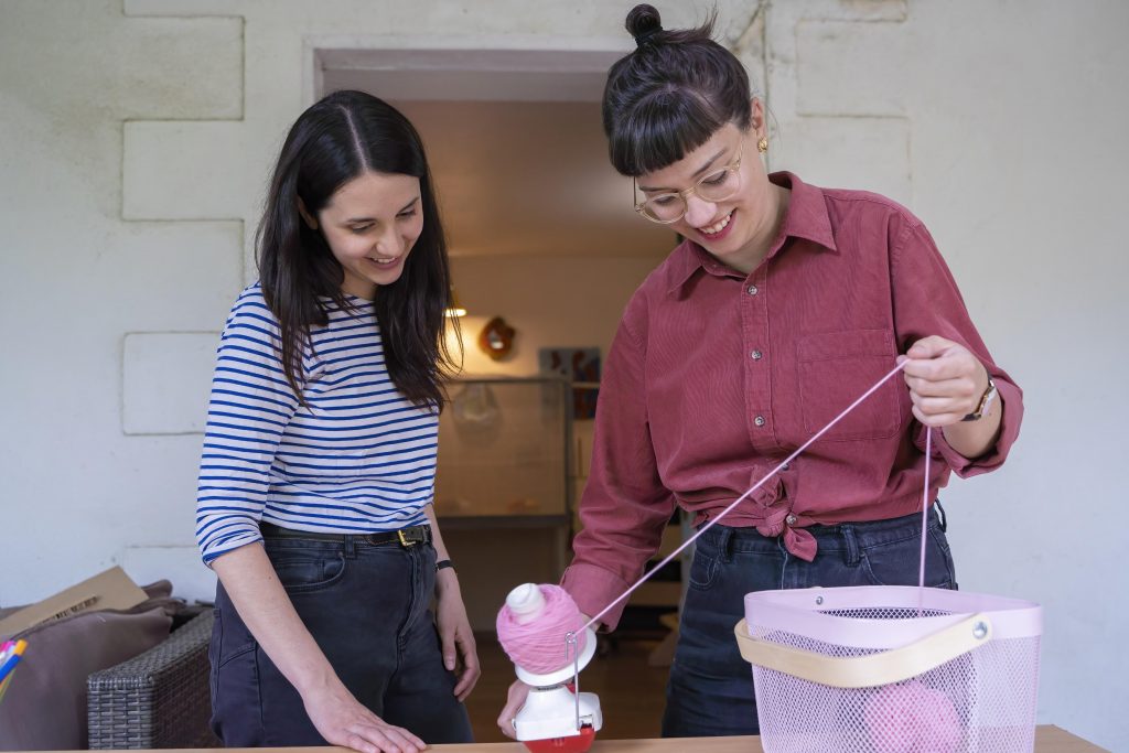 Kitkatkunst et une élève en atelier tufting