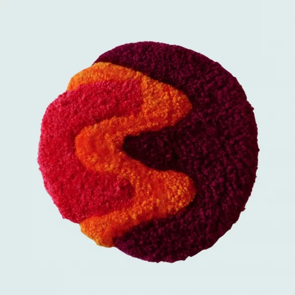 Photo de Boogie, décoration murale tuftée. Laine acrylique dans les tons pourpre, orange et rouge.