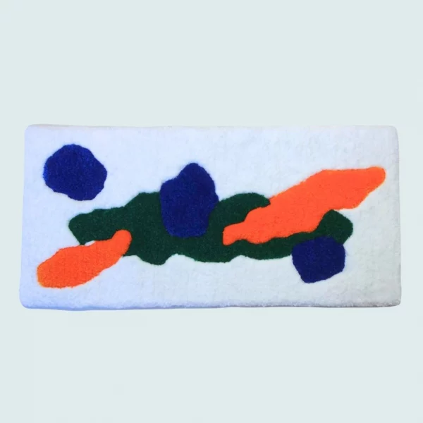 Photo de Riviera, décoration murale tuftée. Laine acrylique dans les tons blanc, vert foret, bleu et orange.