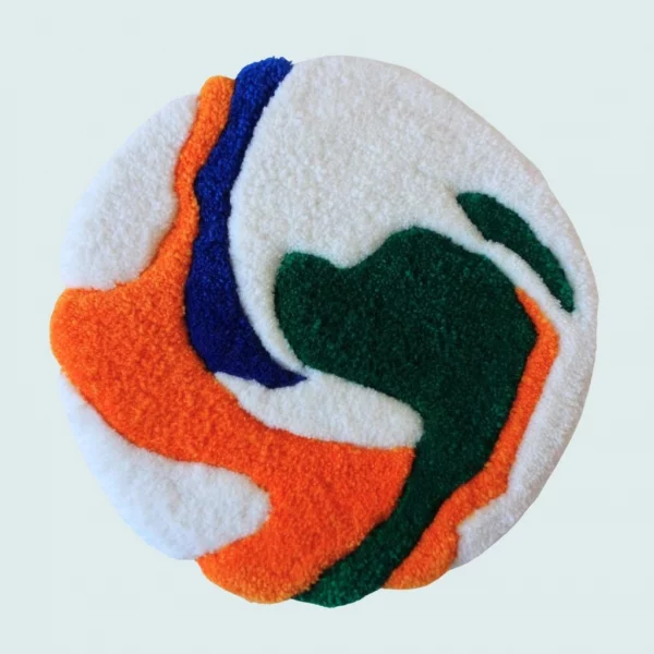 Photo d'Acis, décoration murale tuftée. Laine acrylique dans les tons blanc, vert foret, bleu et orange.