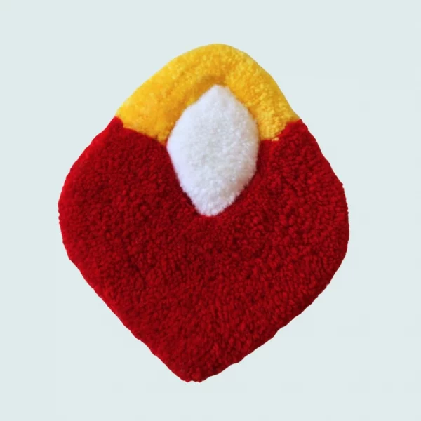 Wisdom Gem déco murale tuftée. Laine acrylique et arrière en feutrine dans les tons rouge, jaune, blanc.