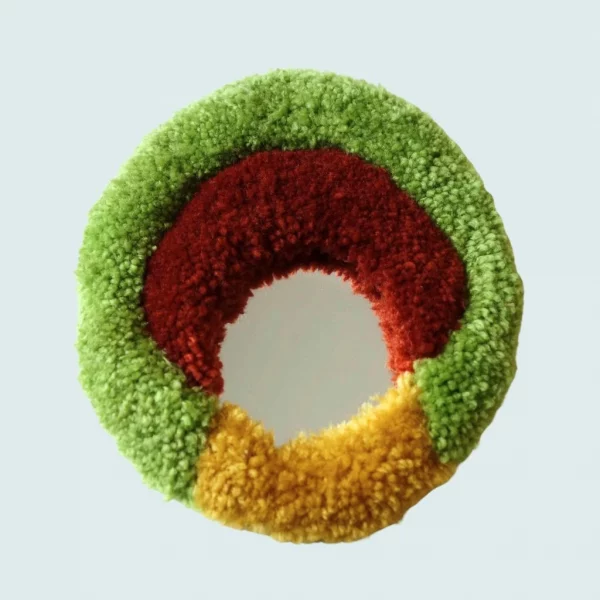 Photo de Visus, miroir tufté. Laine acrylique dans les tons vert, rouge et jaune.