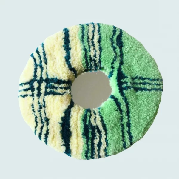 Photo de Tartan, miroir tufté. Laine acrylique dans les tons crème, vert et bleu.