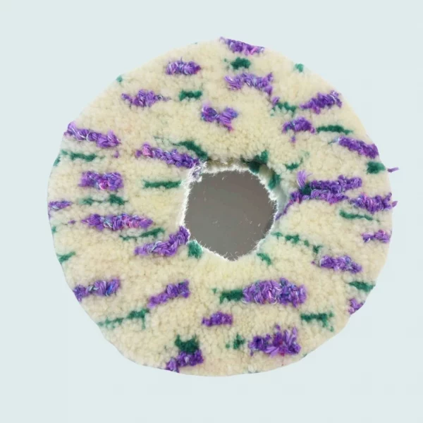 Marshmallow Donut 1, miroir tufté. Laine acrylique dans les tons violet, vert et blanc.