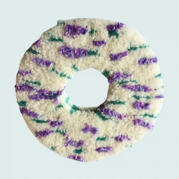 Marshmallow Donut 2, miroir tufté. Laine acrylique dans les tons violet, vert et blanc.
