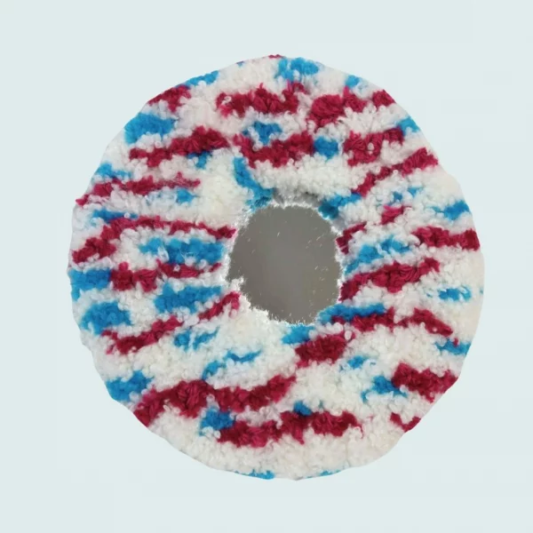 Fluffy donut 1, miroir tufté. Laine acrylique dans les tons bleu, rouge et blanc.