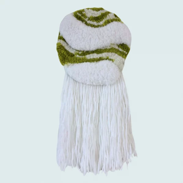 Cascade déco murale tuftée. Laine acrylique et arrière en feutrine dans les tons blanc, vert.