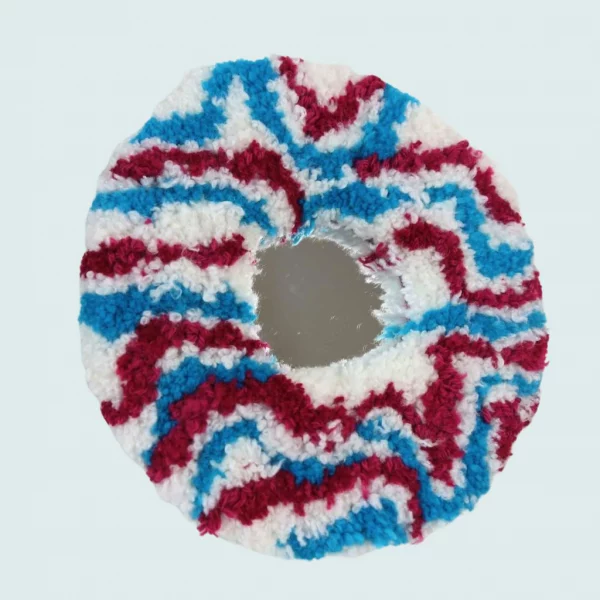 Fluffy donut 2, miroir tufté. Laine acrylique dans les tons bleu, rouge et blanc.