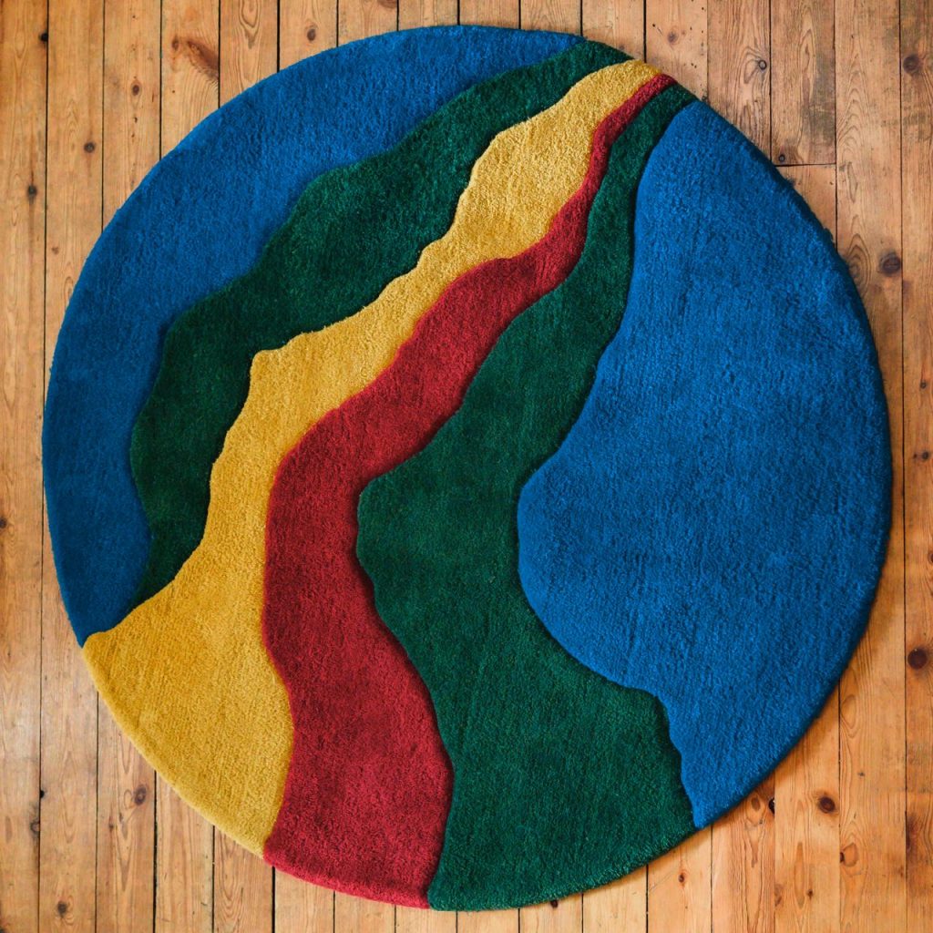 Photo de Elementa, tapis tufté. Laine acrylique dans les tons bleu, jaune, rouge et vert.